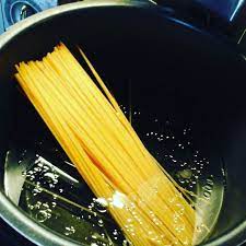 Spaghetti ala dhanti membuat spaghetti bersama dhanti bahan 1 liter air 400 gram spaghetti 2 sdm minyak goreng 1 sdt garam 1 rebus spaghetti selama 20 menit, beri minyak. Cara Rebus Spaghetti Senang Dengan Periuk Noxxa Resepi Periuk Noxxa