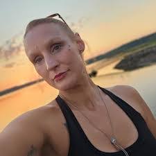 Lynn Cofield's Instagram, Twitter & Facebook