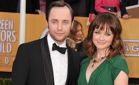 I really didn't like her college years that much (because of the no jess situation) but she did look chic and grown up with a much shorter 'do. Alexis Bledel And Vincent Kartheiser Got Married In A Secret Wedding