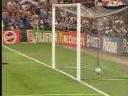 C'est la première fois qu'une équipe championne du monde parvient à enchaîner par un succès dans le championnat d'europe. Finale Euro 2000 France 2 1 Italie Les Buts Video Dailymotion