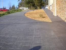 En effet, les bétons décoratifs exigent l'utilisation et l'ajout de matériaux spécifiques comme le ciment blanc, des granulats ou des pigments. Comment Faire Une Allee En Beton Avantages Pavebeton Fr
