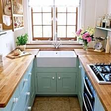 em forma de u a bancada desta cozinha pequenina com ar campestre e romantico tem tiny kitchen design small apartment kitchen decor small apartment kitchen