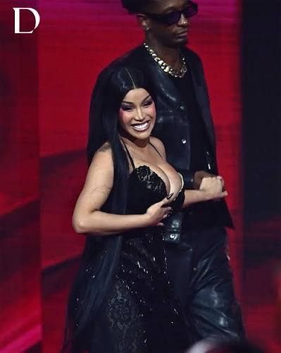 RAPPER CARDI B IN DO LONG AS SHE WINS BEST FEMALE HIP HOP ARTIST AT THE BET  AWARDS 2026 Một lần nữa, Cardi B lựa chọn Do Long cho một trong những