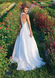 Die topdesigner warten 2012 mit einigen neuheiten für die schicken brautkleider auf, so ist spitze wieder voll im kommen. Sincerity 2012 Campaign Sincerity Bridal