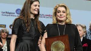 Alors que sont réapparues récemment sur les réseaux sociaux des photos rares et intimes de catherine deneuve au côté de johnny hallyday, c'est à propos de son cercle encore plus proche que l'actrice s'est quelque peu livrée dans les pages du magazine elle, en kiosque ce vendredi. Catherine Deneuve Ses Touchantes Confidences Sur Ses Enfants Youtube