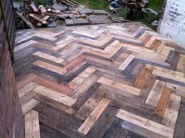 Chevrons De La Terrasse En Palette Europe Terminee Terrasse Palette Mobilier Jardin Palettes Mobilier Jardin