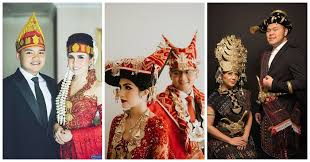 Model kebaya pengantin batak ini tentu menjadi daya tarik tersendiri bagi para wisatawan yang berkunjung ke sumatra utara dan sumatra timur, dimana ketika terjadi acara pernikahan atau kematian anggota keluarga, masyarakat sekitar menampilkan beragam nyanyian dan tarian sebagai identitas. Kebaya Pengantin Batak Warna Gold Serba Pengantin