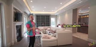 She then went on to continue her youtube career, creating her first music video. Jojo Siwa Bought A New House And Here S What The Inside Looks Like