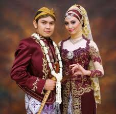 Pakaian adat jawa timur merupakan warisan budaya nenek moyang yang masih lestari. Pakaian Adat Jawa Tengah Pria Dan Wanita Deskripsi Makna Filosofi