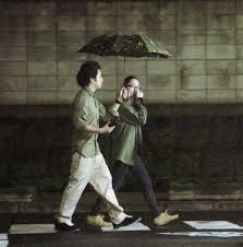 深津絵里 15年交際報道のスタイリストとの「相合傘デート」写真 | FRIDAYデジタル