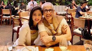 Check spelling or type a new query. Jarang Tersorot Ini 7 Potret Mesra Bunga Zainal Dan Suami Hot Liputan6 Com