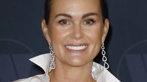 Photo : Laeticia Hallyday, ses filles Joy et Jade, Jean-Claude Camus lors  de l'inauguration d'une plaque commémorative en hommage à Johnny Hallyday  devant l'immeuble où le chanteur français a grandi dans le