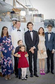 La famille royale , portrait de la reine margrethe ii de danemark et sa famille par thomas kluge, dévoilé le 15 novembre 2013. Epingle Sur Modern Royal Sartorialism