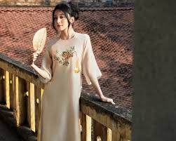 Xu hướng áo dài Tết 2024 qua Diễm Thư: Hơi thở truyền thống quý giá tôn lên  nét kiều diễm trong tà áo dài IVY moda. | IVY moda