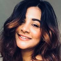 Riya Kumar's Instagram, Twitter & Facebook