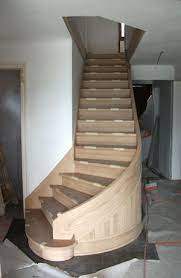 Curved staircase needs wood that is strong but bent easily and flexible to make the staircase build perfectly in design and in material. How To Build A Curved Staircase With Horizontal Laminates