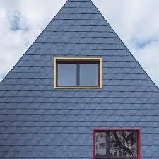 Super Inspiration Mit Der Prefa Wandschindel In P 10 Steingrau Und Bunten Fenstereinfassungen 10i2la Fotos Von Francoisba Fassade Dachsysteme Architektur