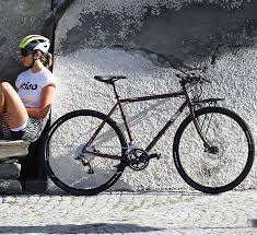 Clips on one side, because gazzetta della strada is ready to race, but also practical rubber threads on the other, for safe use with leather footwear. Cinelli Gazzetta Della Strada Update Fur Braunaugige Madchen Radsport News Com