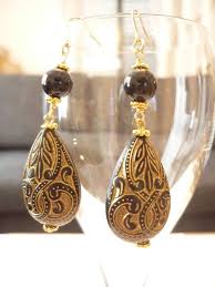 ドイツビーズの黒いピアス アクセサリー ピアス ピアス おしゃれ