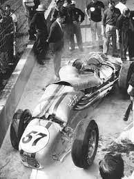 Jerry Unser S Car After His 1959 Crash In Qualifying At Indy The Unser Car Spun Coming Out Of Turn Four Hit The Wall A Indy Car Racing Indy Cars Old Race Cars