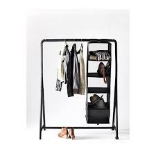 La Liste De Laura Dylan Portant Vetement Petit Dressing Idee Dressing