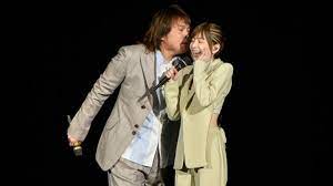 综合讯 王心凌 cyndi loves 2sing 爱 心凌巡回演唱会旗舰版 昨晚 2日 在台北小巨蛋引爆 请来过去曾和她合作的 摇滚天王 伍佰担任嘉宾 伍佰心情超high 一边和王心凌合唱 我会好好的 还一边手舞足蹈 并大赞对方 谢谢你把这首歌 in 2021 fashion