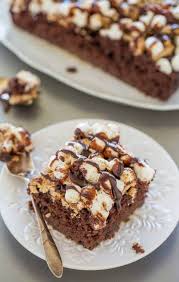 Poke Cake Aux Chamallows Recette Fudge Poke Cake Gateaux Et Desserts