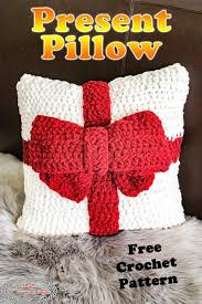 How To Crochet A Cute Present Pillow With Bow Free Pattern Crochet Pillow Pattern Holiday Crochet Patterns Christmas Crochet Patterns