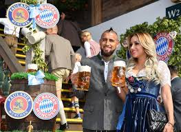 Arturo vidal of barcelona reacts during the la liga match between real madrid cf and fc barcelona at estadio santiago. Fc Bayern Munchen Oktoberfest Besuch Wird Zum Frust Treffen Express De