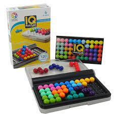 Deux grilles, rectangulaire à l'intérieur du coffret et diagonale à l'extérieur, proposent des défis en 2d alors que la grille ajourée au centre du rectangle propose des défis de forme pyramidale en 3d uniques. Iq Puzzler Smart Games Mr Puzzle