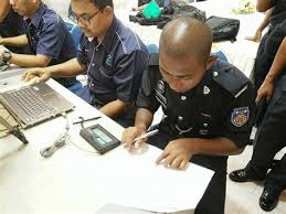 Anggota polis bantuan ditahan selepas disyaki mencabul seorang remaja perempuan di kawasan tangga sebuah stesen transit aliran ringan menurutnya, suspek akan dibawa ke mahkamah majistret petaling jaya untuk permohonan reman dan kes disiasat mengikut seksyen 354 kanun keseksaan. Permohonan Polis Bantuan 2017 Jawatan Kosong Terkini Polis Bantuan Tnb Kerja Kosong Warga Malaysia Bukan Bumiputera Yang Layak Kini Boleh Mengisi Kekosongan Jawatan Konstabel Dalam Pasukan Polis Diraja
