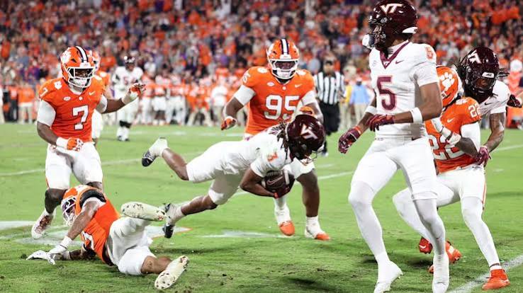 Virginia Tech Stuns Clemson on Dramatic 4th-Down Touchdown in Final Minutes - Yahoo Sports
