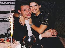 Quando guardo ai sondaggi quello che mi interessa è che fratelli d'italia ha superato 5 stelle e pd che i primi 2 partiti oggi stimati sono due del centrodestra e che anche fi è. Belotti Si E Sposato Chi E Giorgia Duro La Moglie Del Calciatore