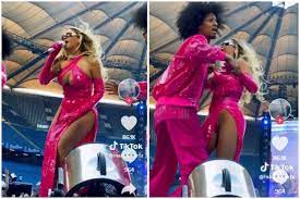 A dancer saves Beyonce after boob pops out in the middle of a concert |  Marca