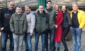 Een bekend gezicht op de nederlandse televisie woensdagavond: Familie Van Den Broek En Van Der Put In Steenrijk Straatarm Sterren Op Tv