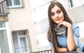 Son günlerin en popüler isimlerinden biri olan 25 yaşındaki oyuncu sevda erginci'nin eski halini görenler şoke oldu. Talat Bulut A Bir Tepki De Sevda Erginci Den Sevda Erginci Kimdir Son Dakika