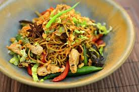 Nouilles Chinoises Sautees Au Poulet Parfume La Recette Facile Recette Asiatique Facile Recette Asiatique Recettes De Cuisine