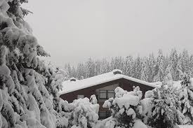 In de lagere gebieden ligt enkele cm sneeuw, boven 500 meter hoogte is de sneeuwlaag aangegroeid tot 20 à 25 cm, in de provincie luxemburg is dat tot 30 à 35 cm. Extreem Weer In De Alpen Sneeuw En Storm Weerplaza Nl