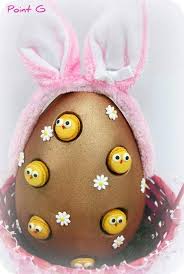 Cute Macaron Cheeps Peek Out Of A Golden Chocolate Easter Egg What A Fun Macaron Idea Uova Di Pasqua Uova Pasqua