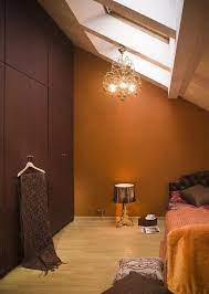 Schlafzimmer Dachschraege Orange Braun Wandfarben Eingebauter Kleiderschrank Wohnideen Rustikales Zimmer Haus Deko