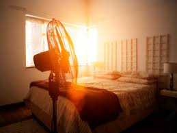 Die wohnung kühlen ohne klimaanlage kannst du auch einfach mit feuchten baumwolltüchern. Zimmer Kuhlen Ohne Klimaanlage 5 Tipps Bei Hitze