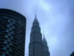 Fri 13 nov 2009 19.10 est. Alain Robert The Human Spider Returns To The Petronas Tower Youtube