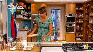 Carpione di bistecchine di pollo, zucchine e uova. Benedetta Parodi Prepara Pollo E Zucchine In Carpione Ultime Notizie Flash