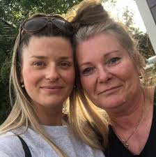 Snuggled in my Casa Zeta-Jones robe. #SelfieSaturday