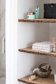 houten eiken planken met schors in de nis van de gestucte badkamer badkamer planken badkamer badkamer plank