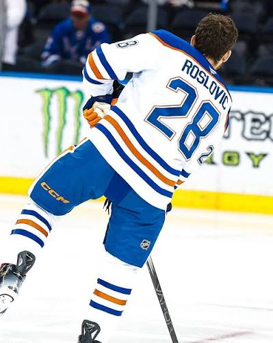 Jack Roslovic (@jroslovic96) is set for his first game with the  @edmontonoilers! 👀 #NHLFaceOff