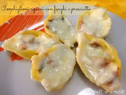 I conchiglioni ricotta e funghi sono un primo piatto classico della cucina autunnale. Conchiglioni Ripieni Con Funghi E Prosciutto Ricetta Primo Piatto