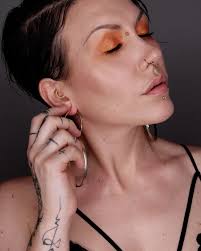 Ništa posebno, samo se sjajim ko pasja kesa 😆😏. #summerglow #glowymakeup  #glowyskin #summermakeup #glowyskin #kryolanmakeup #photography  #photooftheday #photoshoot