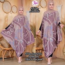 Bentuk asimetris ini menjadi begitu cantik karena mebentuk pita besar yang tidak biasa. Kaftan Batik Gaun Ukuran Besar Gaun