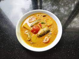 Saya memasak dengan api perlahan supaya gulai tidak pecah minyak. Ikan Sardin Masak Lemak Cili Padi